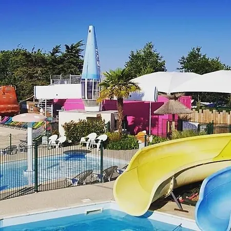 Campsite Insolite Le Village Saint-Michel-Chef-Chef