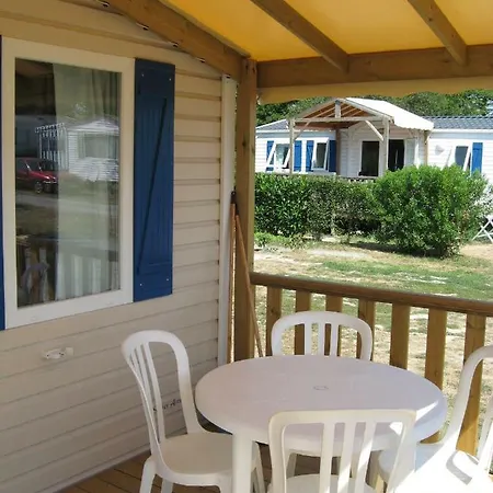 Insolite Le Village キャンプ場 サン・ミシェル・シェフ・シェフ