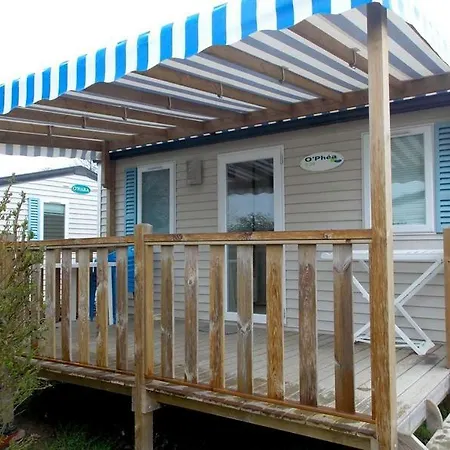 Insolite Le Village キャンプ場